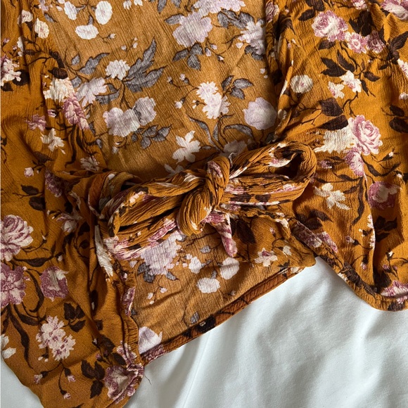 Floral tie up cropped tee from American Eagle 🌼 - Picture 3 of 5